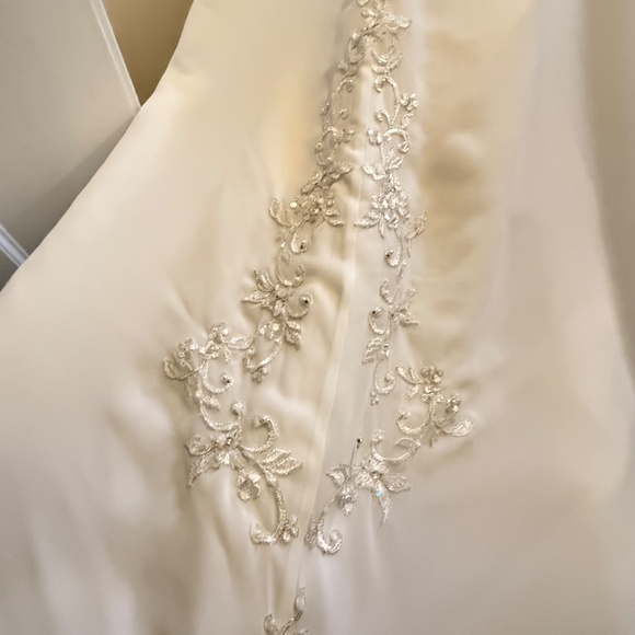 David’s Bridal NWT A line Chiffon Split Front Overlay Wedding Dress STYLE# V9010 - Picture 6 of 16